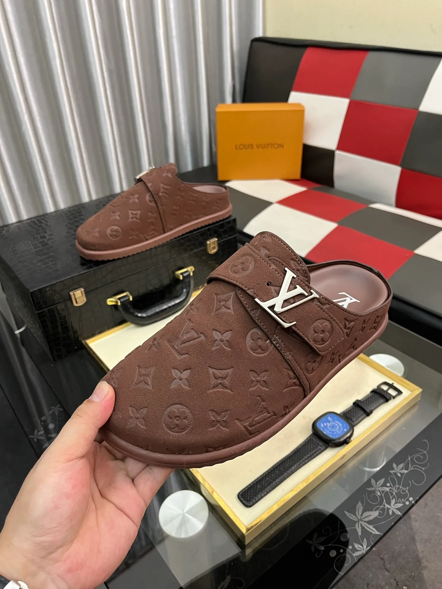 Men's shoes 💰380⌚️⌚️2025 new men's casual sandals and slippers, made of suede cow leather, with Monogram pattern to highlight the trendy style. Adjustable straps illuminated with LV letters, while a resilient insole and micro outsole provide lightweight comfort. Made of suede cow leather with embossed Monogram pattern and brand element metal hardware✅Adjustable straps➕Tough insole‼ ️Micro outsole. Comfortable and easy to wear‼ ️size: 38-446️⃣Colors available
